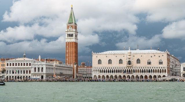 free things venice - https://unsplash.com/photos/Z_uzDMF7L3g