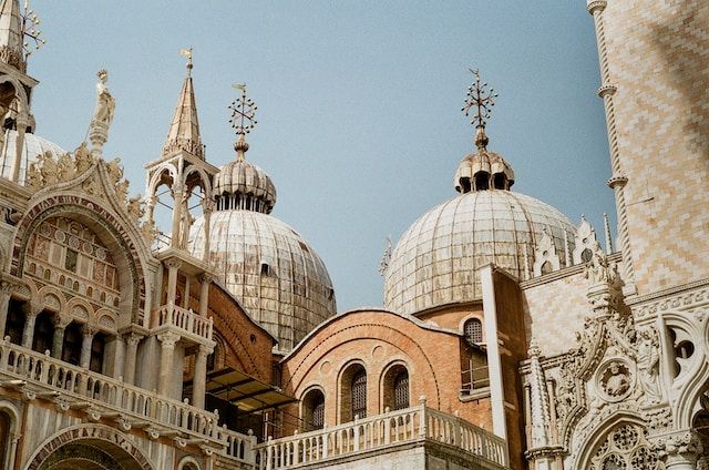 what to do in venice freely - https://unsplash.com/photos/aUZP3dy3d3w