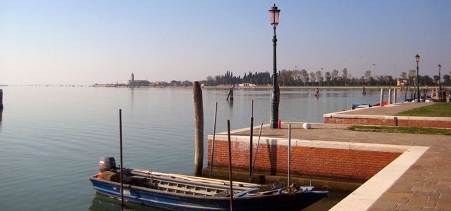 how to get around - https://pixabay.com/it/photos/burano-venezia-barca-porta-365473/