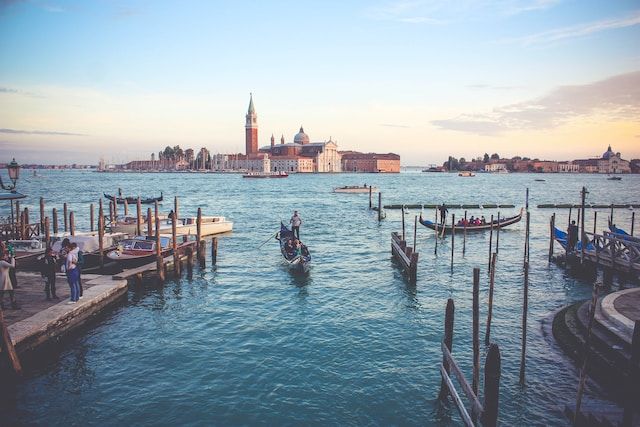 san giorgio maggiore island history - https://unsplash.com/photos/YXZnE1jFdFo