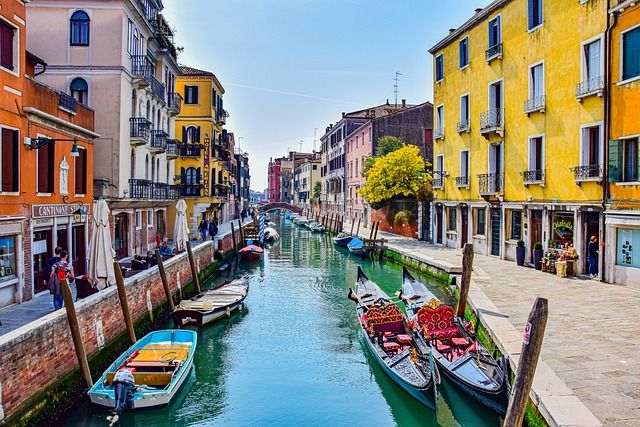 Spring in venice - https://pixabay.com/it/photos/multicolore-canale-italia-venezia-4896085/