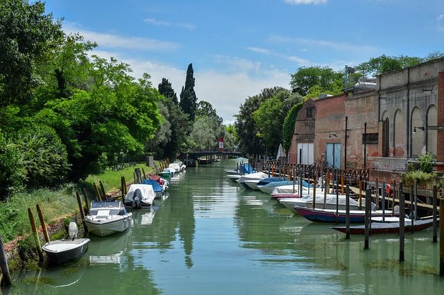 spring venice - https://pixabay.com/it/photos/barche-venezia-calmata-parcheggio-5150524/