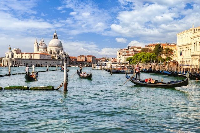 sustainable tourism venice - https://unsplash.com/photos/RBqlP9lZYak