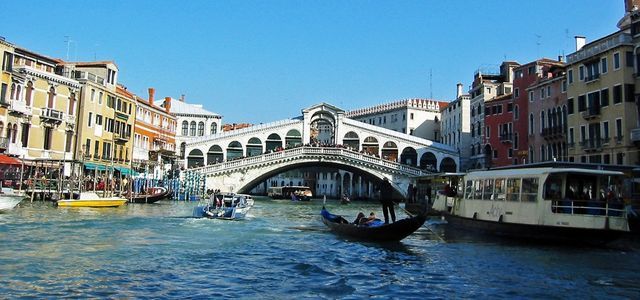 the oldest bridge of venice - https://pixabay.com/it/photos/ponte-di-rialto-gondolieri-rialto-457721/