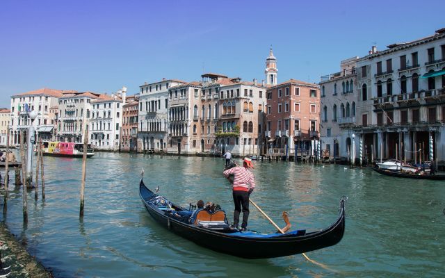 tip gondoliers https://pixabay.com/it/photos/venezia-gondole-idrovia-740697/