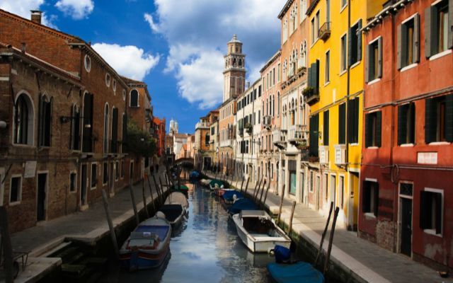 tipping in italy - https://pixabay.com/it/photos/architettura-viaggio-citt%c3%a0-venezia-3277835/