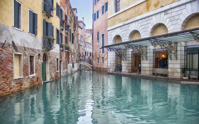 tipping in venice - https://pixabay.com/it/photos/venezia-citt%c3%a0-acqua-italia-2707012/