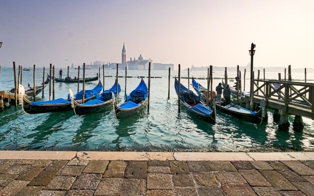tipping your tour guide - https://pixabay.com/it/photos/gondole-venezia-italia-mare-acqua-7186983/