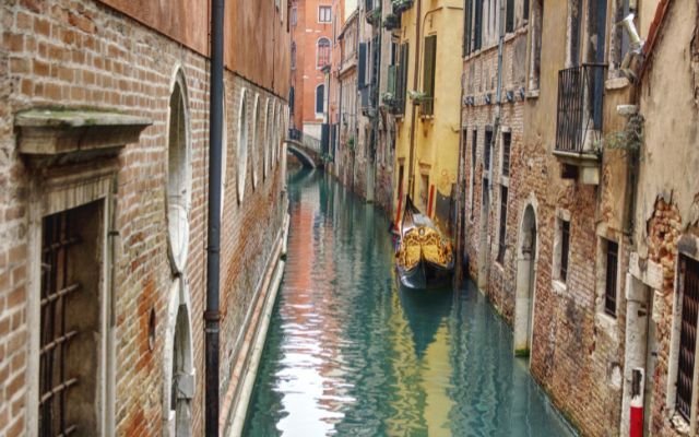 tipping venice hotels - hotel staff - https://pixabay.com/it/photos/venezia-italia-viaggio-acqua-2755165/