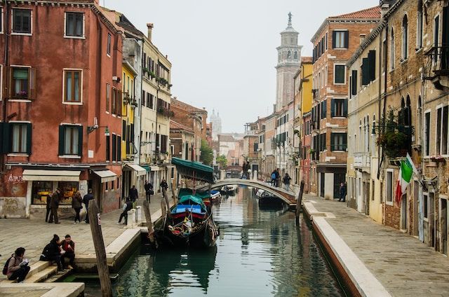 venice free things to do - https://unsplash.com/photos/IDszewC-Faw