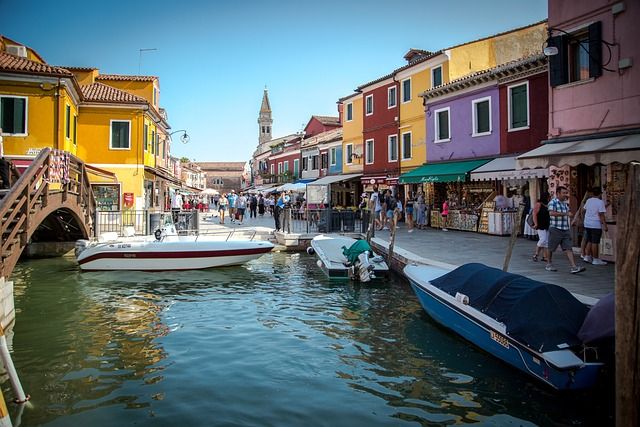 venice spring things to do https://pixabay.com/it/photos/burano-italia-venezia-architettura-4817782/