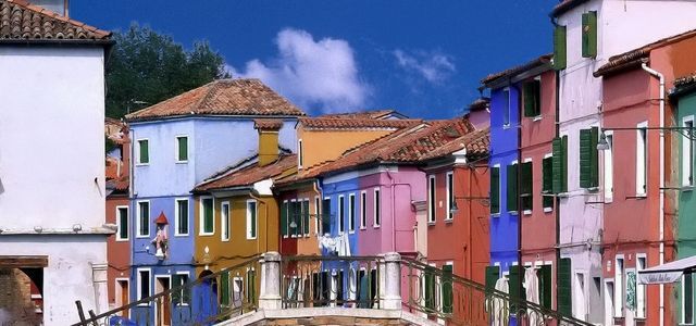 visit venezia - https://pixabay.com/it/photos/venezia-canale-ponte-barche-case-285161/