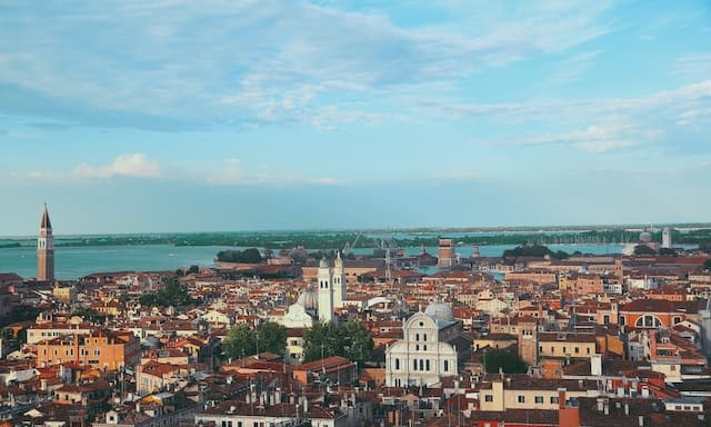 adventure movie set in venice https://unsplash.com/photos/CM6cQKTmVzI