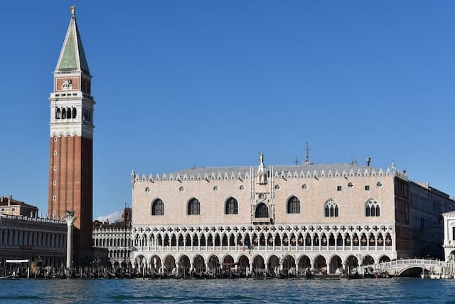 art museum in venice https://unsplash.com/photos/mT_UxDEZKg8