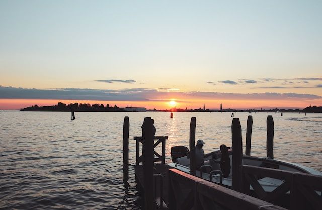 bike tour https://unsplash.com/photos/F1uqMbiqzZ4