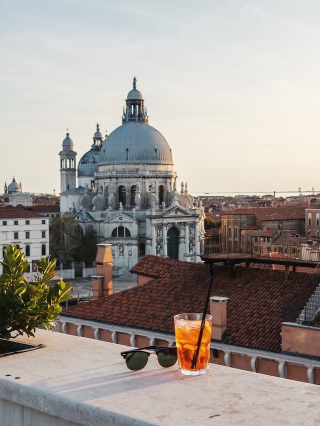 happy hour in venice https://unsplash.com/photos/he8Mv_EswNk