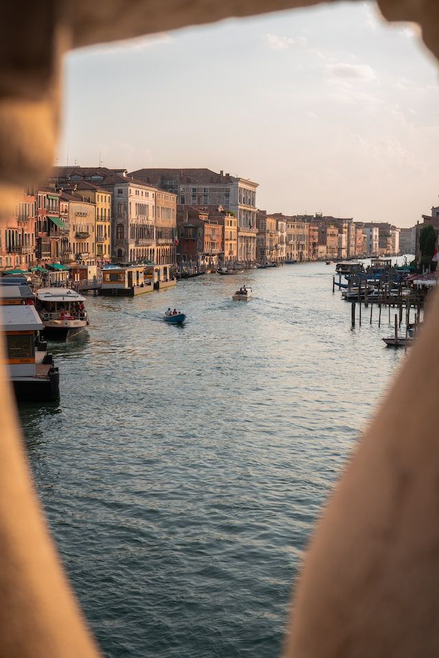 oldest market in venice - https://unsplash.com/photos/xr1ZhRaJJ78