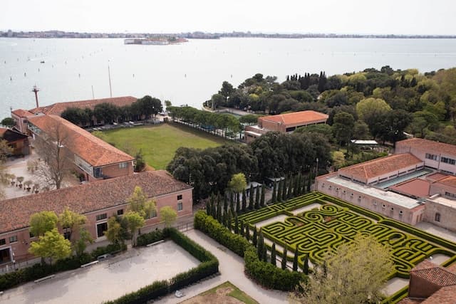 secret gardens of venice italy https://unsplash.com/photos/f6no1qt-eWI