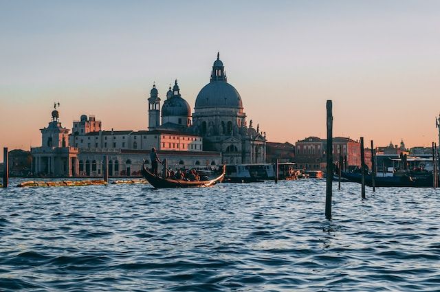 what to do to avoid crowds in venice - https://unsplash.com/photos/xa0zByDHC0U