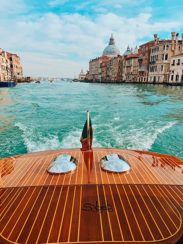 things to do in venice in may - https://unsplash.com/photos/-zYW2yHdjlo