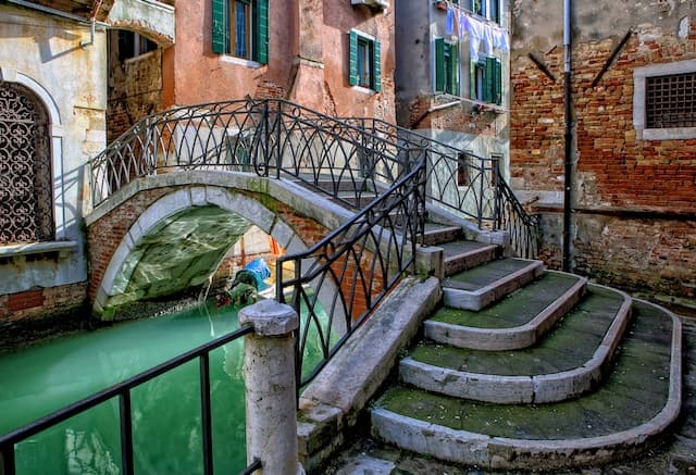 driving in venice italy https://unsplash.com/it/foto/n14FypTcKeg