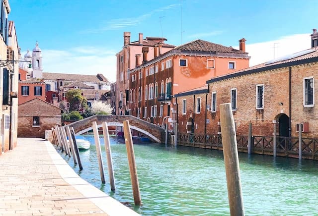 venice without driving a car https://unsplash.com/it/foto/tG3ko8P1Auc