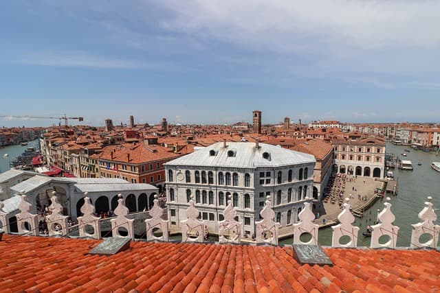 venice shopping https://pixabay.com/photos/venice-roofs-channel-italy-venezia-3468782/