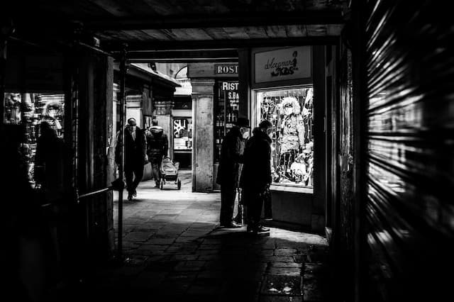 affordable shopping in venice https://unsplash.com/it/foto/DUBwV37V0lE