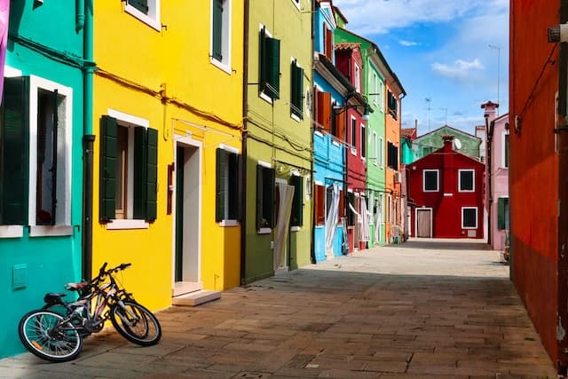 bikes burano https://unsplash.com/it/foto/NDVvMHrqvCc