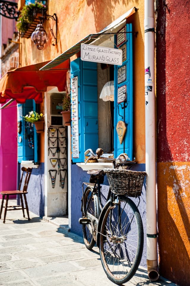 biking in venice italy https://unsplash.com/it/foto/rK-oDLJFhfw