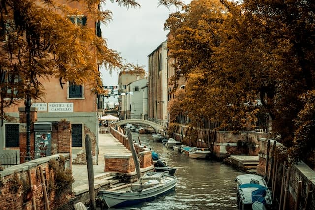 first trip to venice italy https://unsplash.com/it/foto/qBX426fgu48