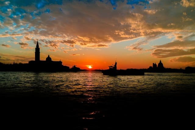 free sunset spots in venice https://unsplash.com/it/foto/bnoi89XK5XM