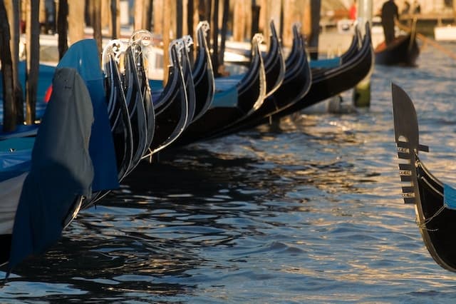 gondola https://unsplash.com/it/foto/xKiBZOtRTwM