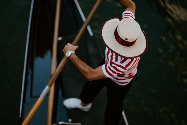 gondolier's hat https://unsplash.com/it/foto/naYy-uTehdw