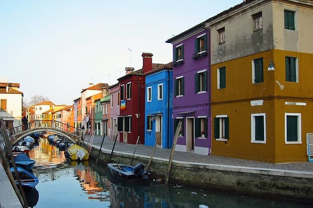 hiking https://pixabay.com/photos/gondolas-venice-houses-italy-457710/