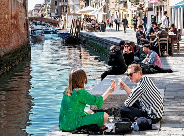 How to have fun in Venice Italy https://unsplash.com/it/foto/E7-4VaJ8h6M