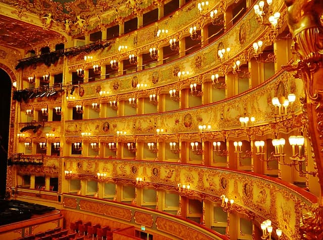 la fenice opera house in venice Zairon, CC BY-SA 4.0 <https://creativecommons.org/licenses/by-sa/4.0>, via Wikimedia Commons