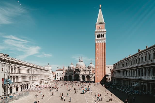 most iconic place in venice https://unsplash.com/it/foto/bp3usZYy4VY