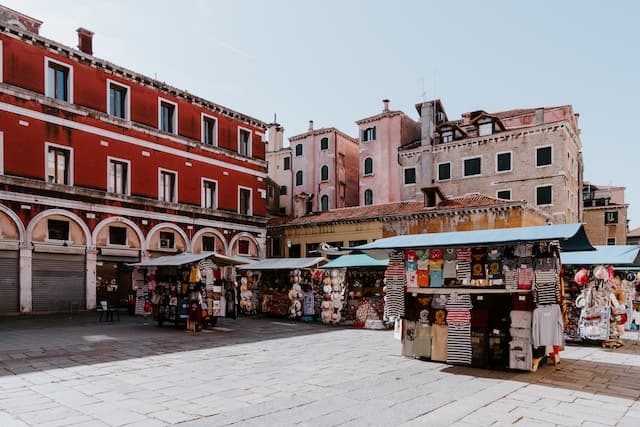 shopping in venice https://unsplash.com/it/foto/4sUwAxm4Mu4