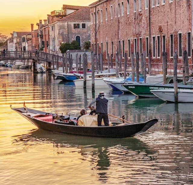 souvenirs in venice https://unsplash.com/it/foto/pY98CLulg9k