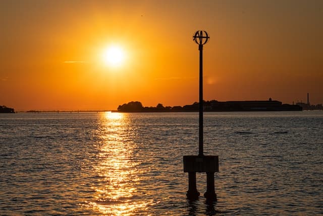 summer sunset at venice lido https://unsplash.com/it/foto/D1r9Auj8gWw