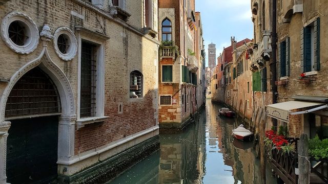 venice for first time visitors https://unsplash.com/it/foto/0hvHIXS3Uo8