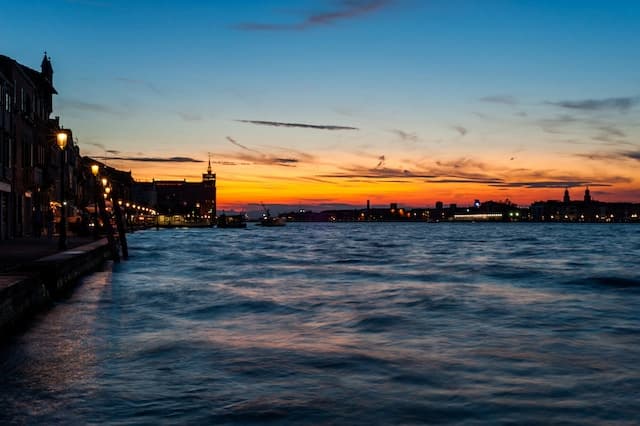 venice at sunset https://unsplash.com/it/foto/E_ysv901CCU