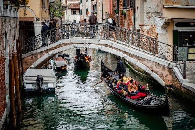 venice family friendly destination https://unsplash.com/it/foto/CnlPgC2xAog