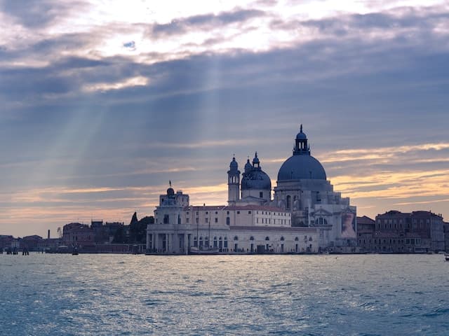 venice first time visitor https://unsplash.com/it/foto/JN8ZQ55vlyc