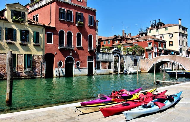 venice kayaking https://pixabay.com/photos/venice-italy-channel-architecture-2915998/