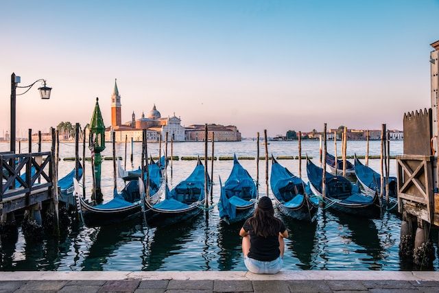 authentic venice souvenirs - https://unsplash.com/it/foto/5tdZkJAaVyY