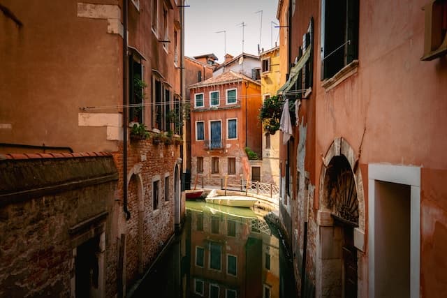 what to do in venice for the first time https://unsplash.com/it/foto/3MryWszfVFg