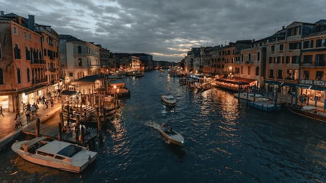 a haunting in venice https://unsplash.com/it/foto/M4n71zrXQ8c