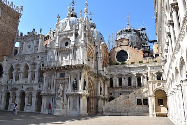 accessible venice https://unsplash.com/it/foto/kghgQgfuQwk